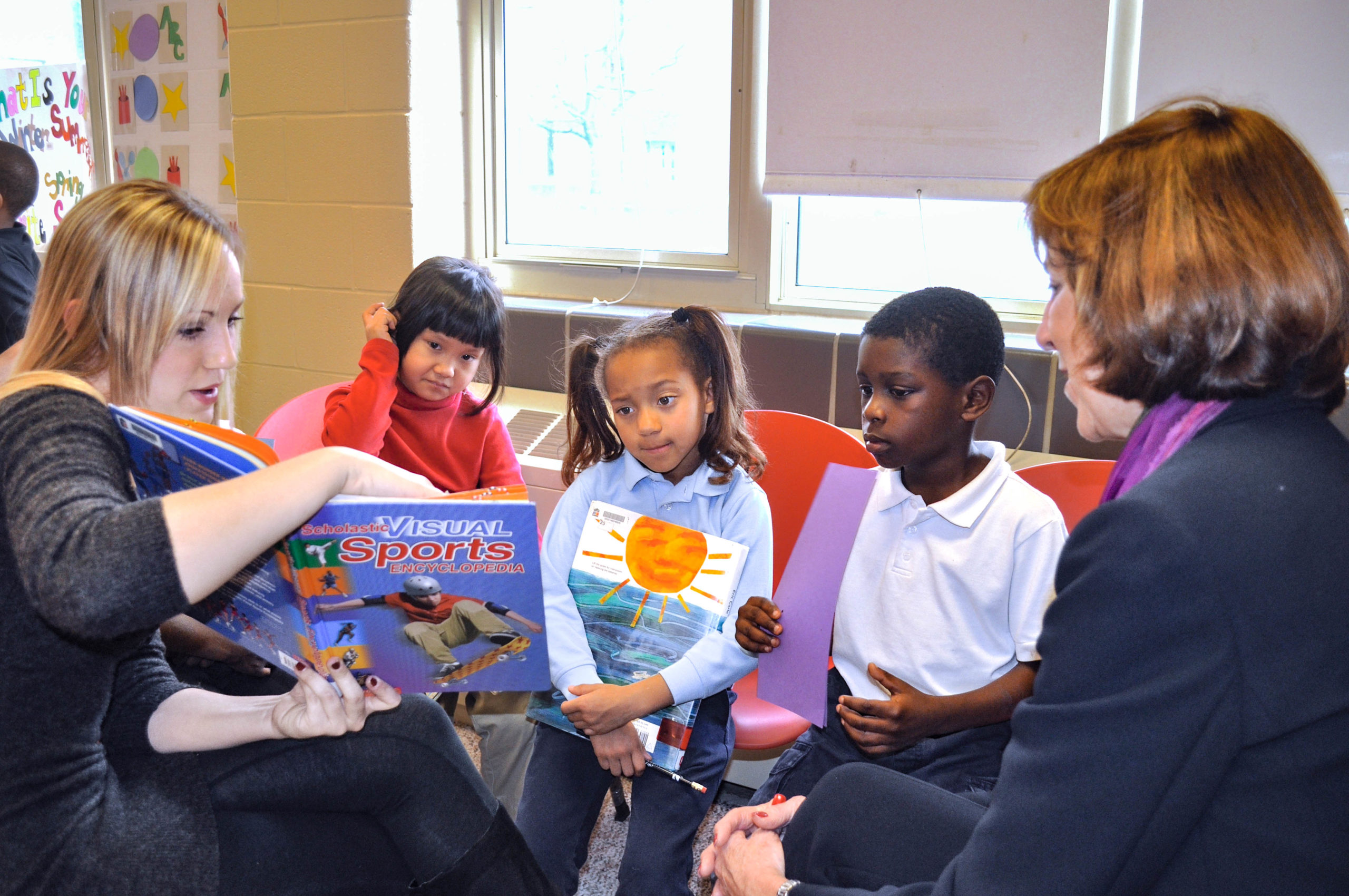 Spalding student teacher reading to elementary school kids